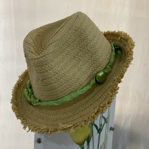 Cappello sfrangiato decorato a mano